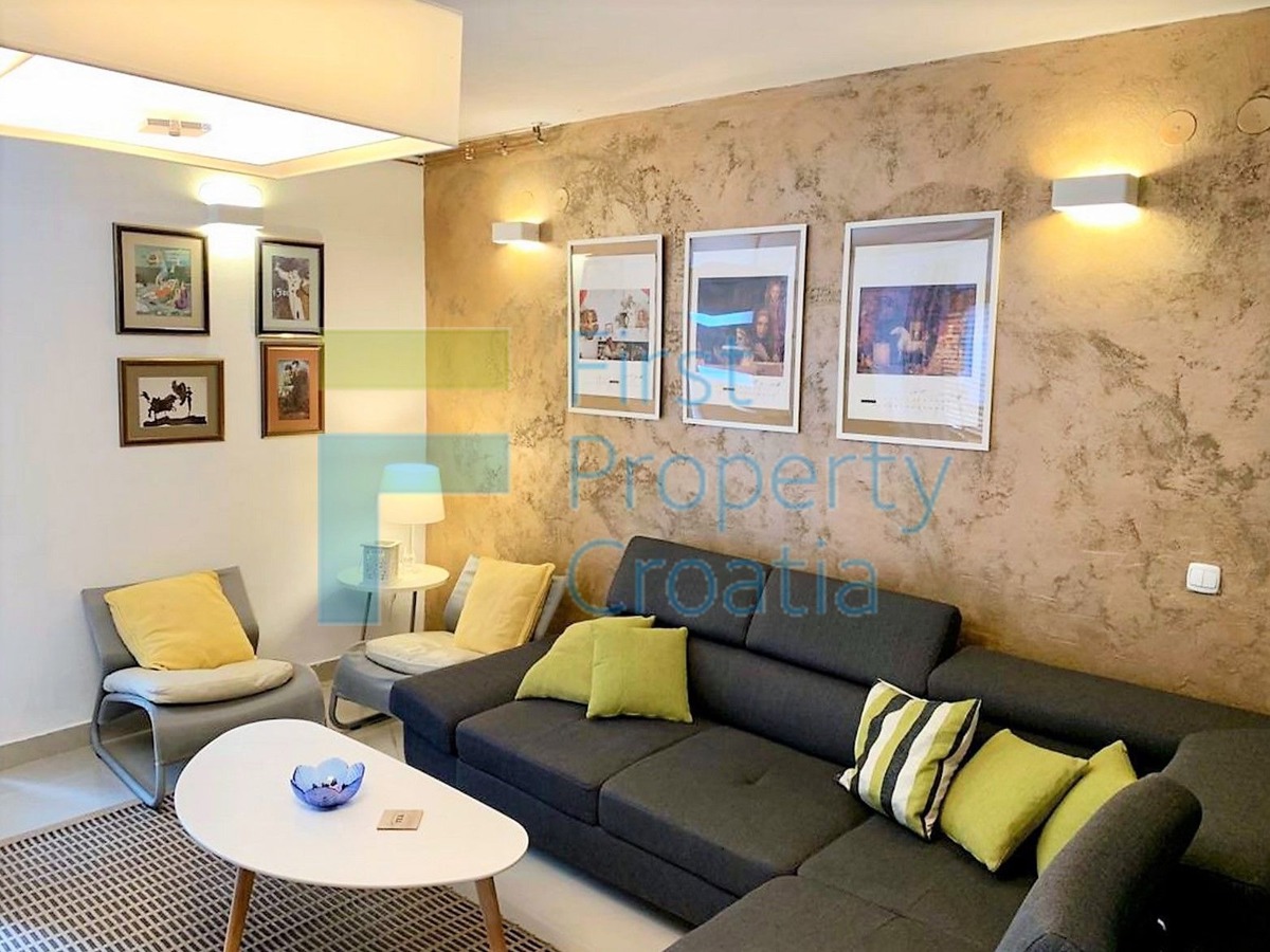 BR1641 - Villa smještena samo 65m iznad promenade, Brač, na prodaju