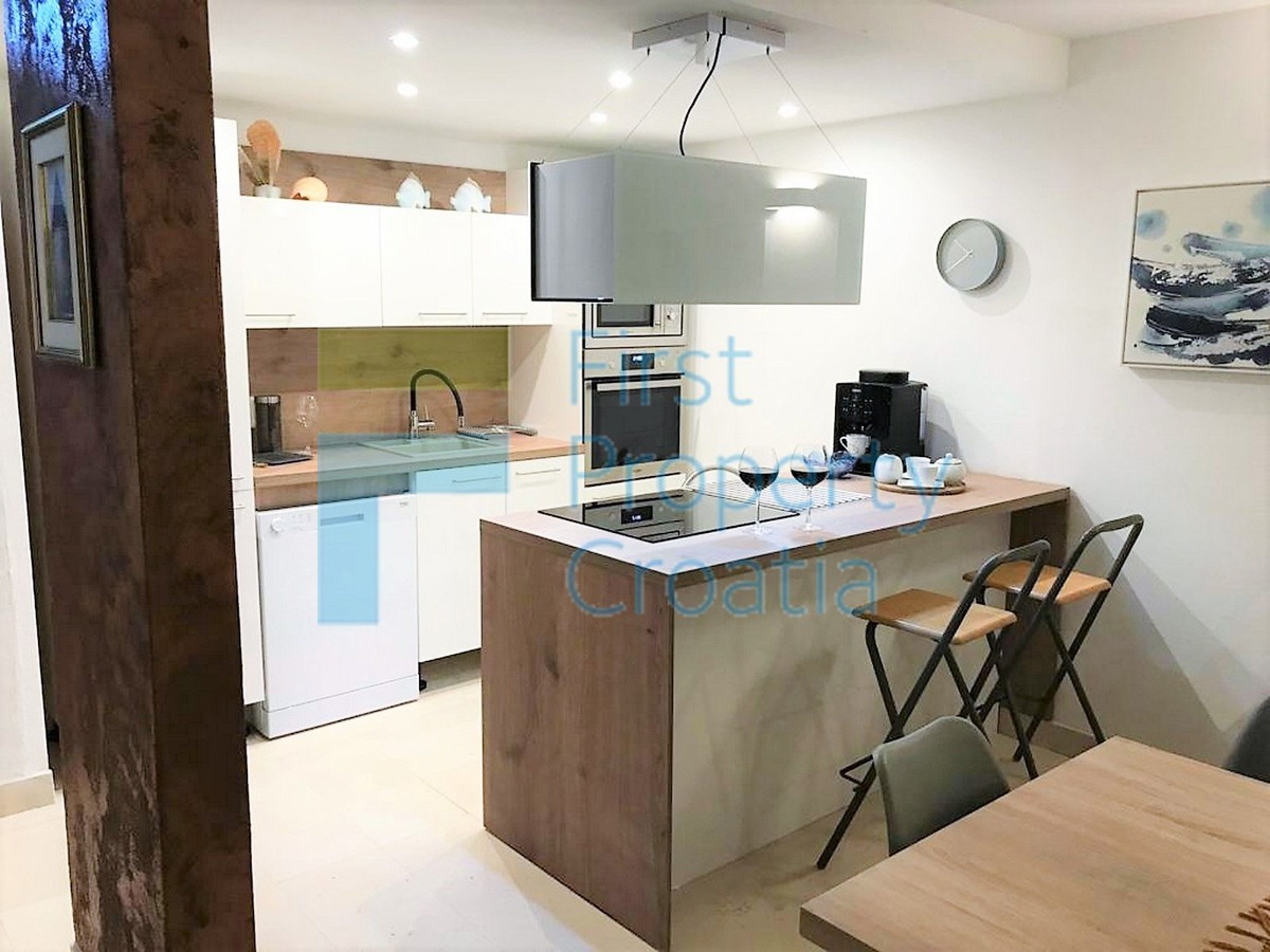 BR1641 - Villa smještena samo 65m iznad promenade, Brač, na prodaju