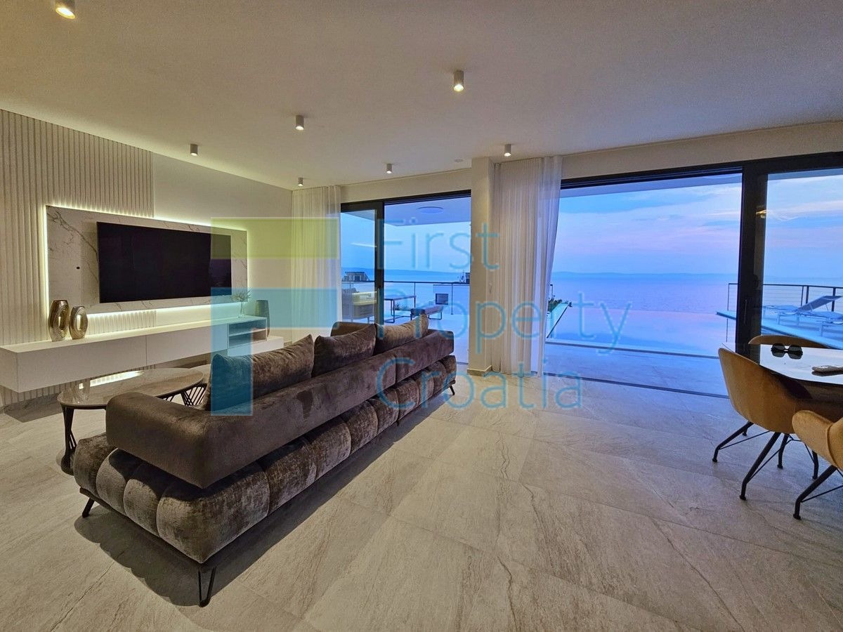 ST1630 - Luksuzno opremljena vila u predgrađu Splita, na prodaju