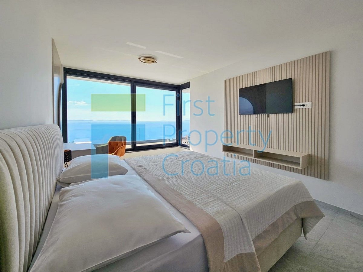 ST1630 - Luksuzno opremljena vila u predgrađu Splita, na prodaju