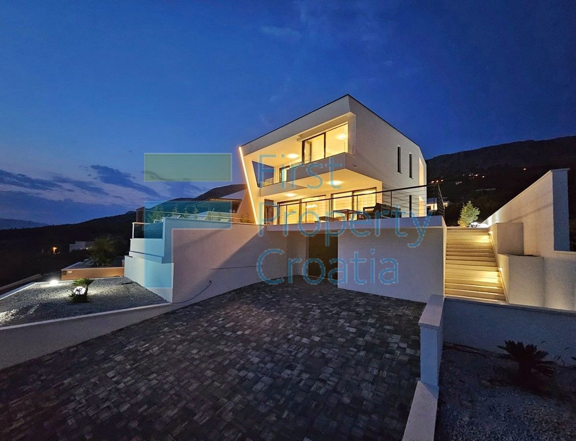 ST1630 - Luksuzno opremljena vila u predgrađu Splita, na prodaju