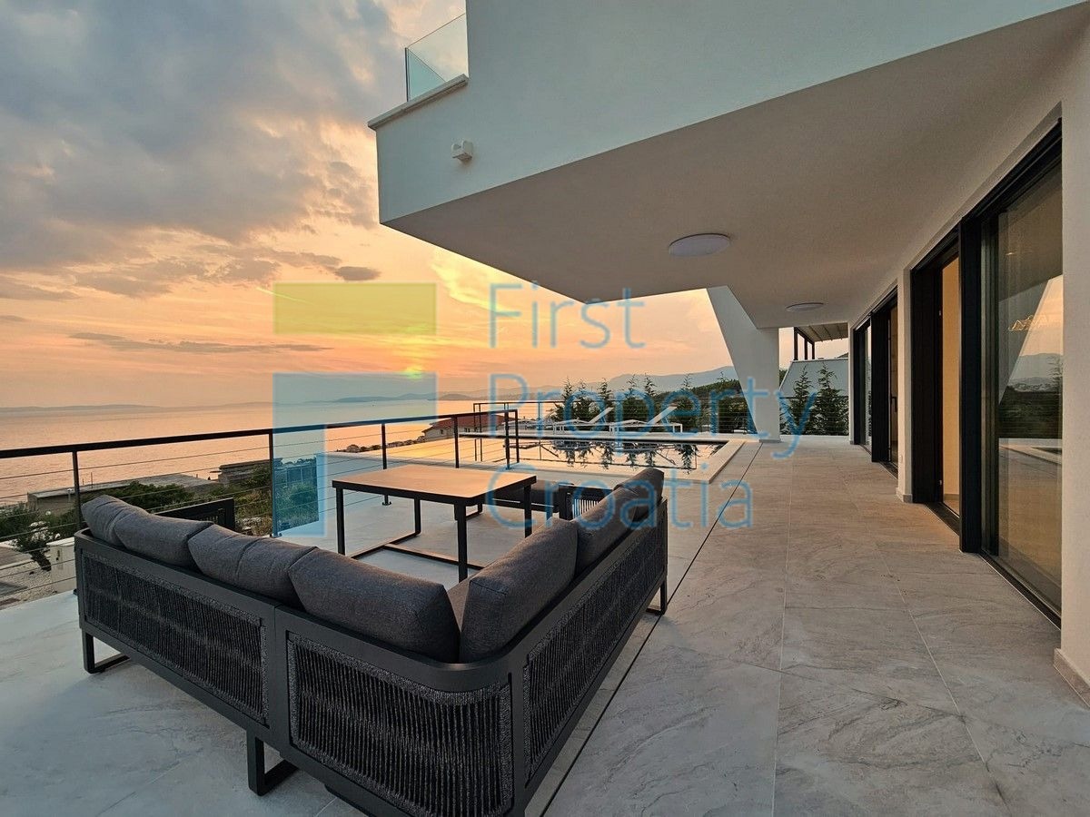 ST1630 - Luksuzno opremljena vila u predgrađu Splita, na prodaju