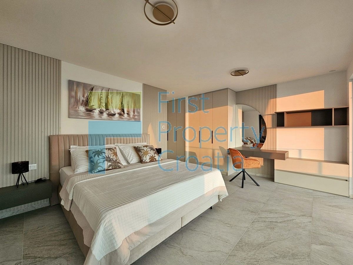 ST1630 - Luksuzno opremljena vila u predgrađu Splita, na prodaju