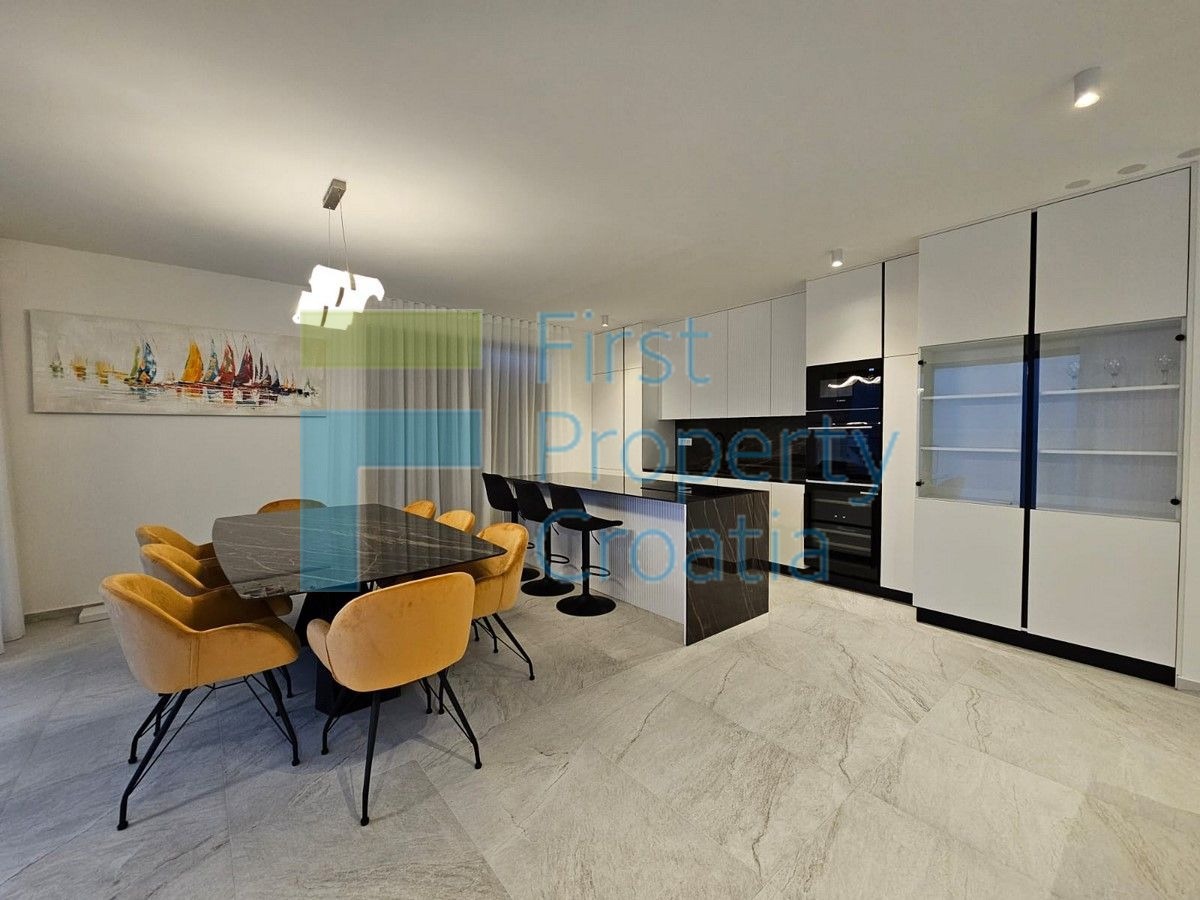 ST1630 - Luksuzno opremljena vila u predgrađu Splita, na prodaju