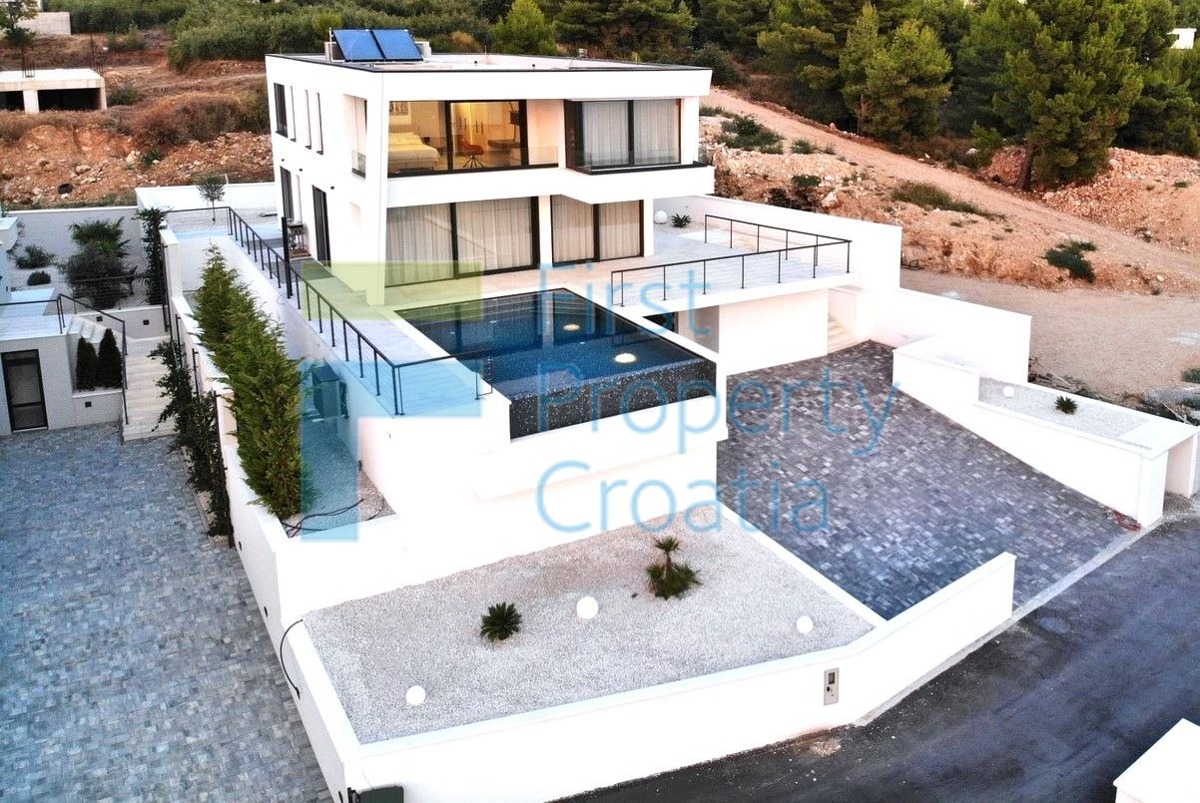 ST1630 - Luksuzno opremljena vila u predgrađu Splita, na prodaju