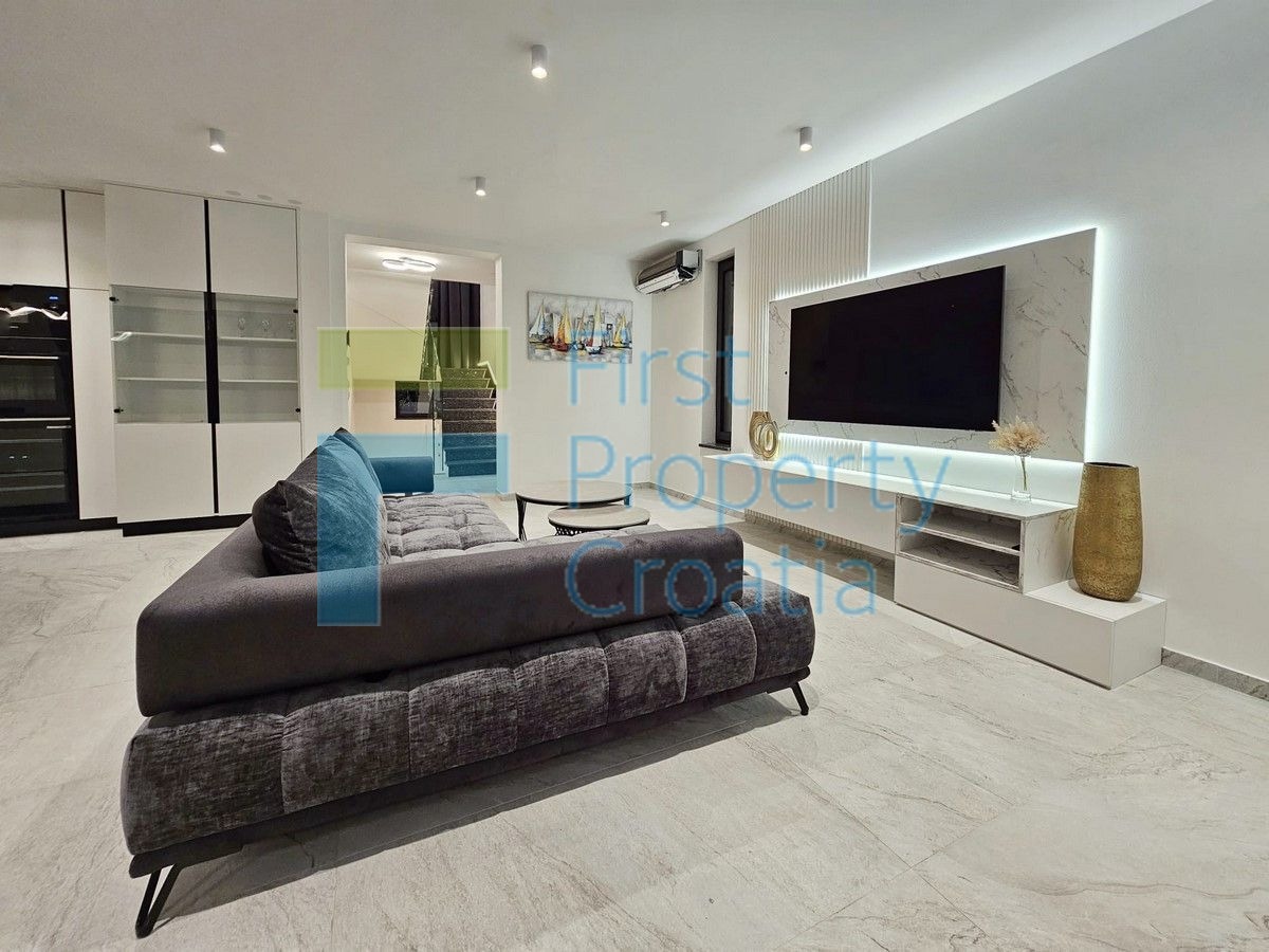 ST1630 - Luksuzno opremljena vila u predgrađu Splita, na prodaju