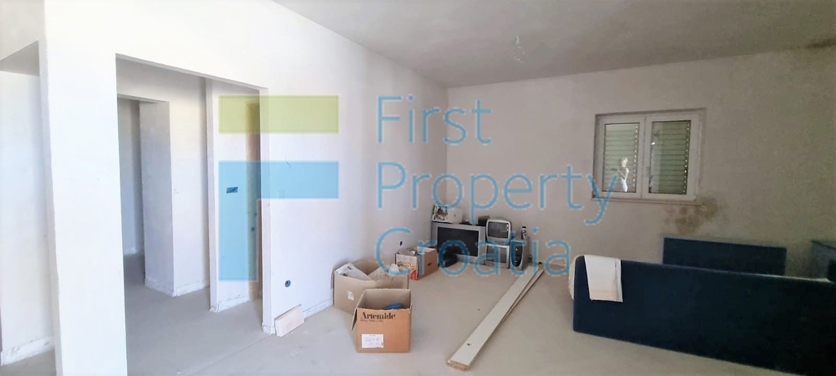 ST1666 - Prostrana vila blizu mora u predgrađu Splita, na prodaju