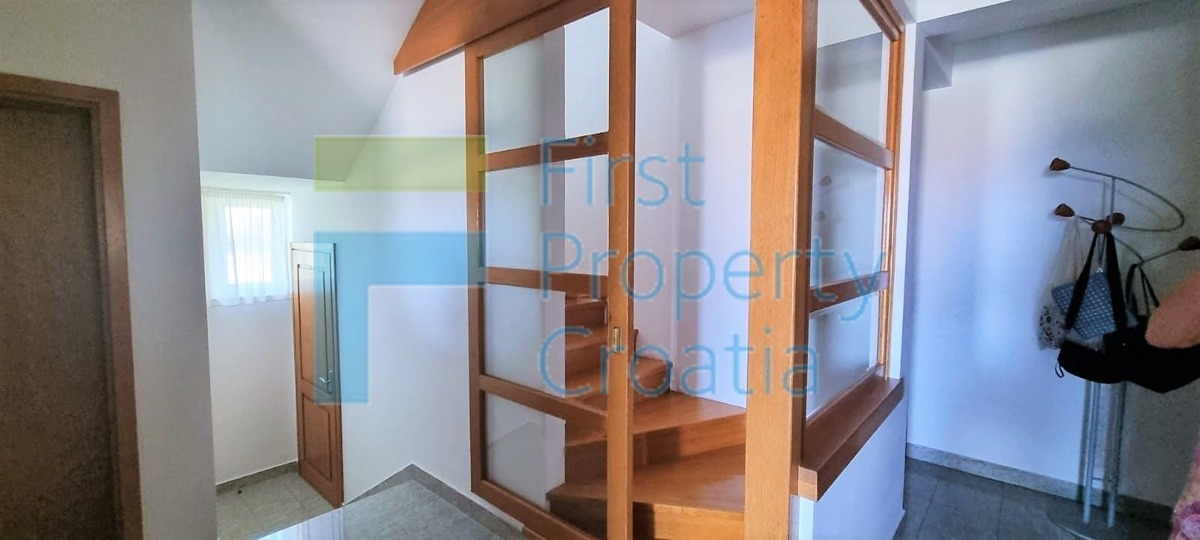 ST1666 - Prostrana vila blizu mora u predgrađu Splita, na prodaju