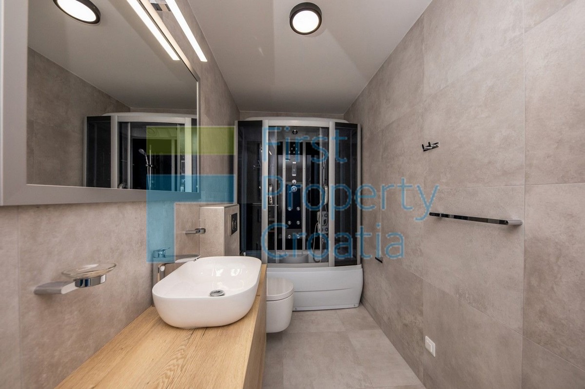 RG1276 - Vila samo 50 metara od mora, u blizini Rogoznice, na prodaju