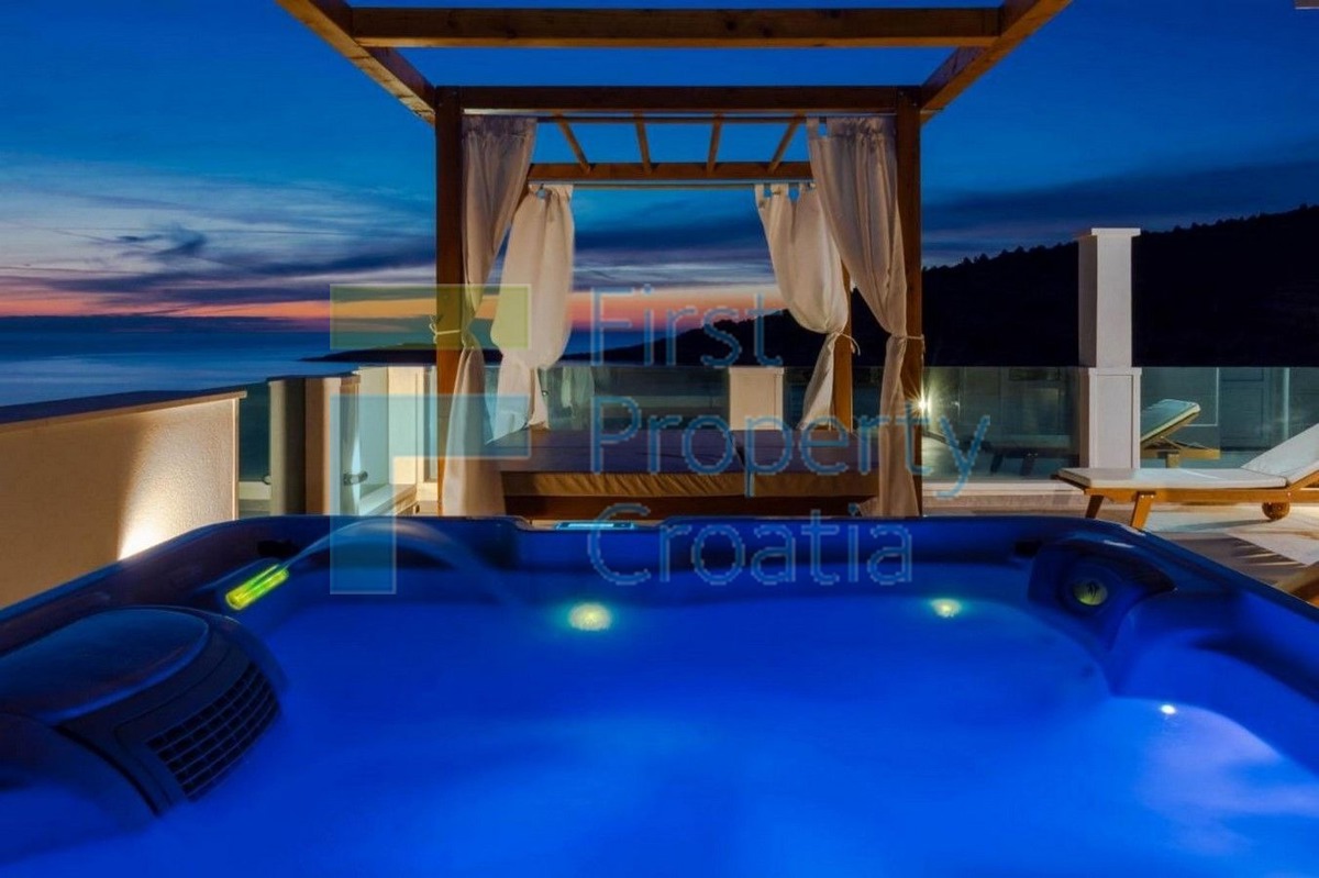 RG1276 - Vila samo 50 metara od mora, u blizini Rogoznice, na prodaju