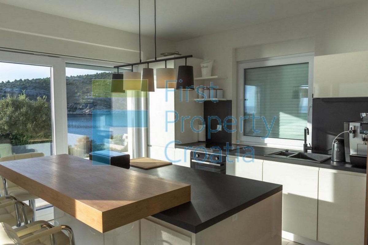 RG1276 - Vila samo 50 metara od mora, u blizini Rogoznice, na prodaju