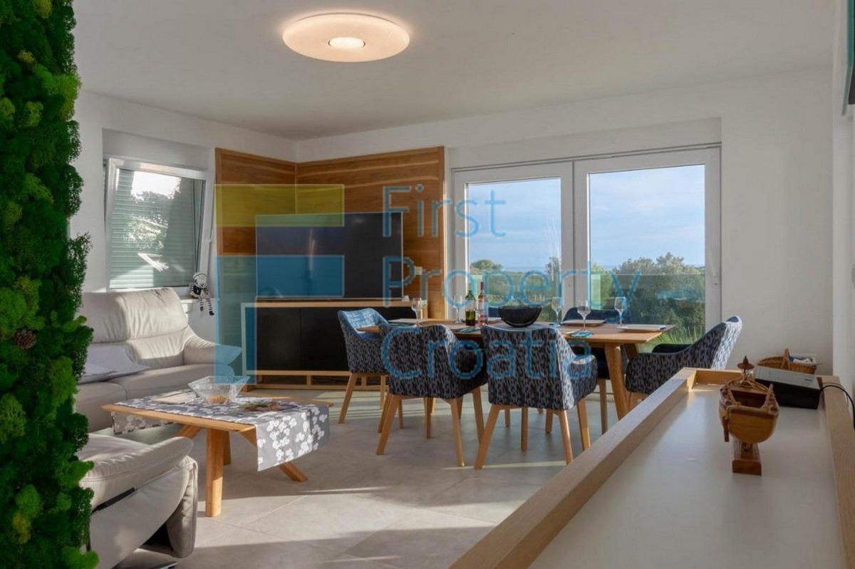 RG1276 - Vila samo 50 metara od mora, u blizini Rogoznice, na prodaju