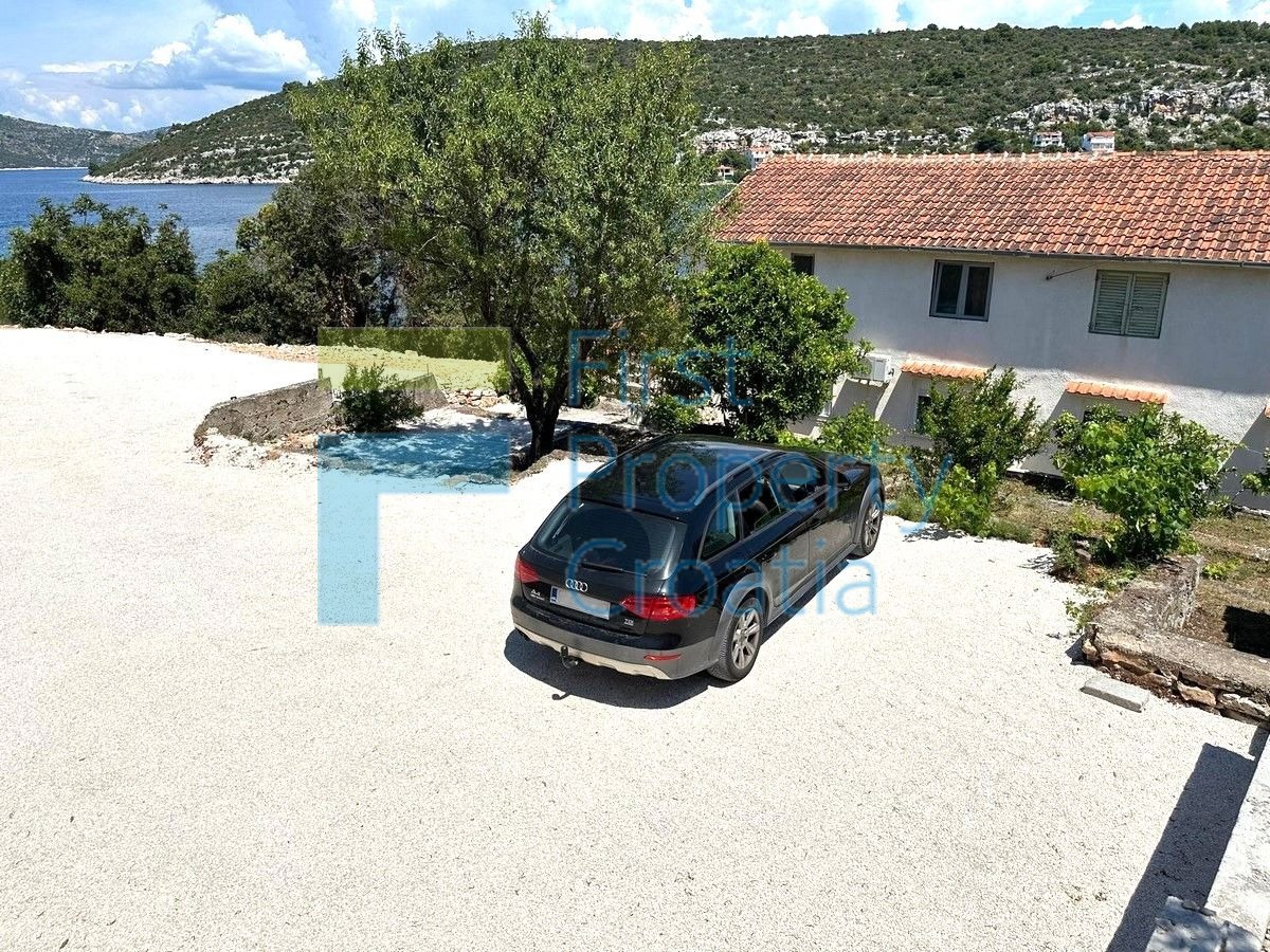 TG1682 - Kuća u prvom redu do mora, na otoku blizu Trogira, na prodaju