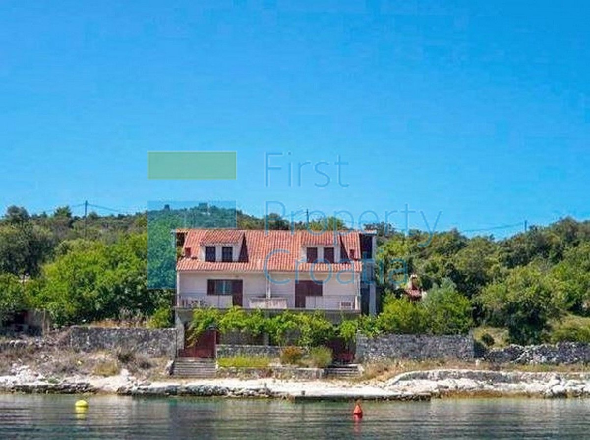 TG1682 - Kuća u prvom redu do mora, na otoku blizu Trogira, na prodaju