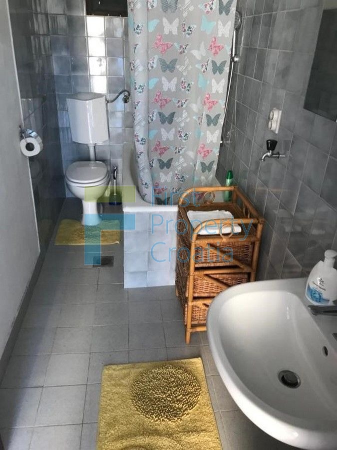 TG1682 - Kuća u prvom redu do mora, na otoku blizu Trogira, na prodaju