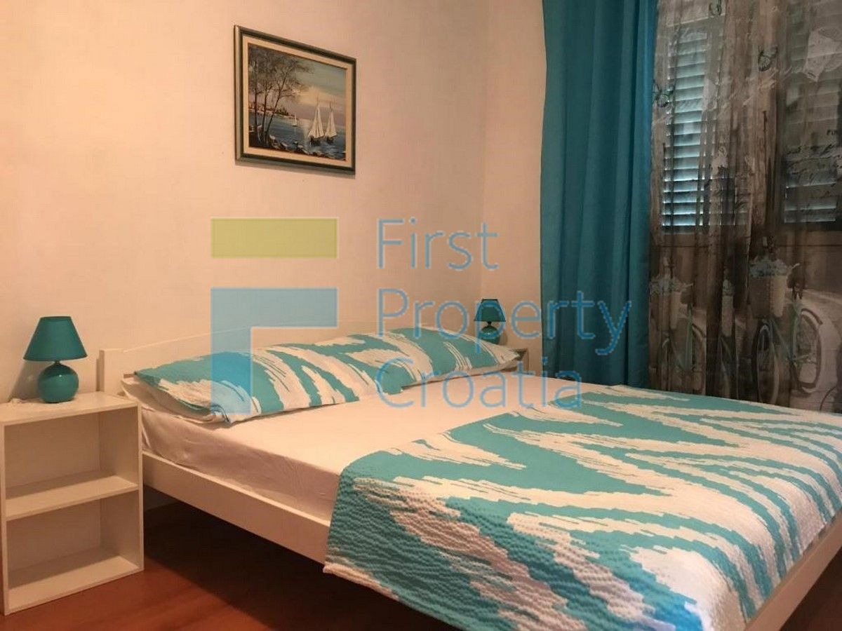 TG1682 - Kuća u prvom redu do mora, na otoku blizu Trogira, na prodaju