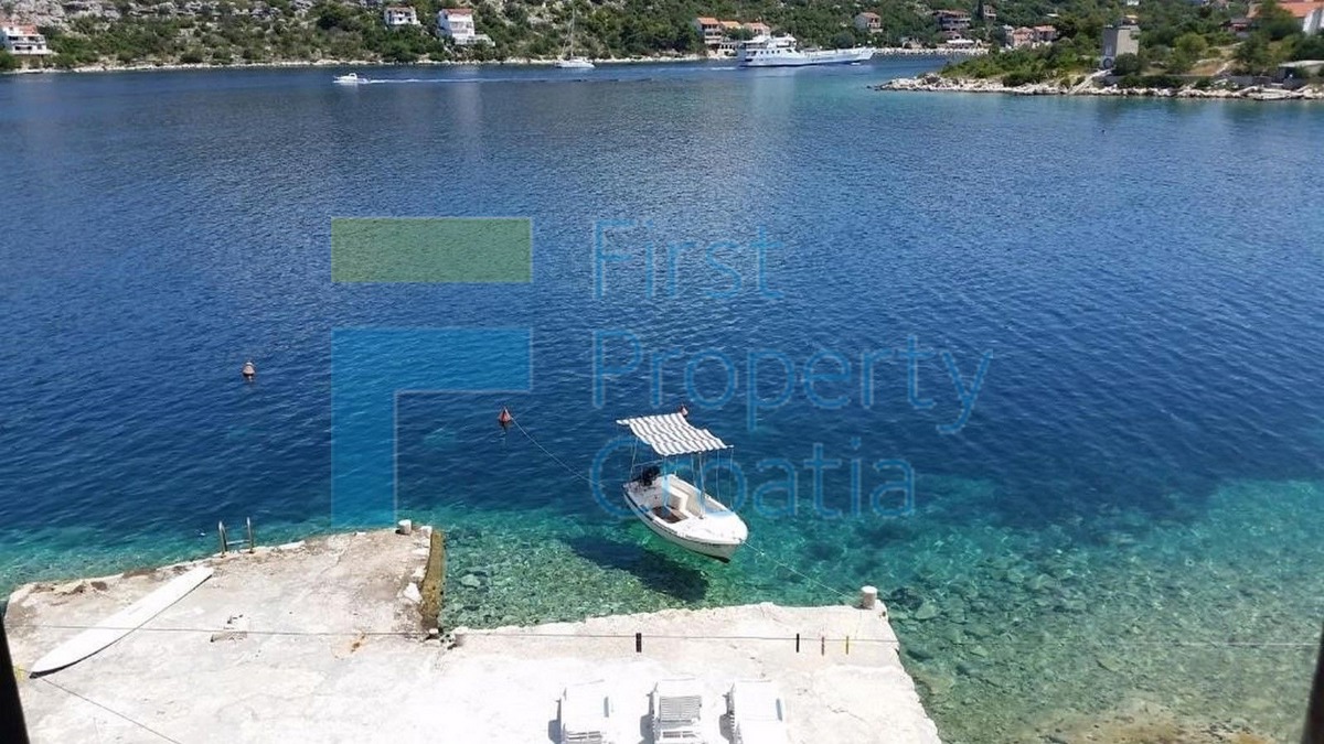 TG1682 - Kuća u prvom redu do mora, na otoku blizu Trogira, na prodaju