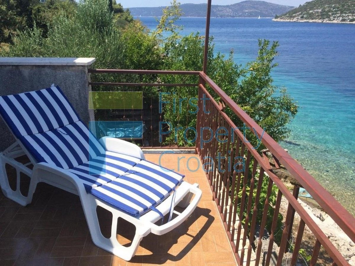 TG1682 - Kuća u prvom redu do mora, na otoku blizu Trogira, na prodaju