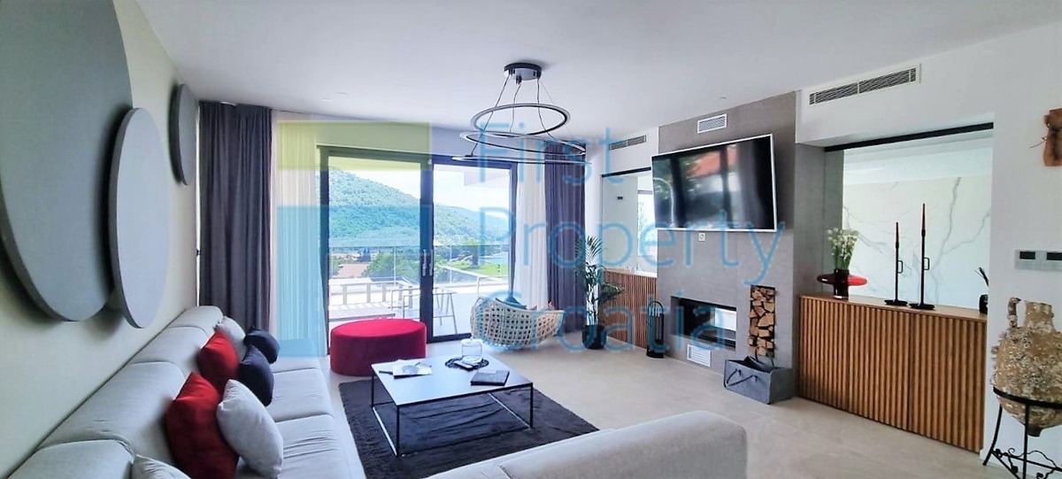 TG1665 – Luksuzne vile s pogledom na more, blizina Trogira, na prodaju