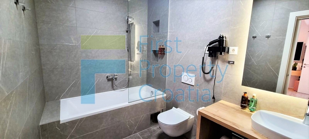 TG1665 – Luksuzne vile s pogledom na more, blizina Trogira, na prodaju