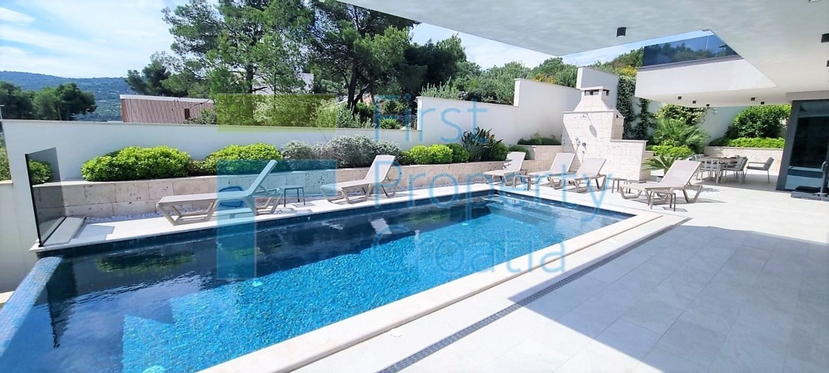 TG1665 – Luksuzne vile s pogledom na more, blizina Trogira, na prodaju