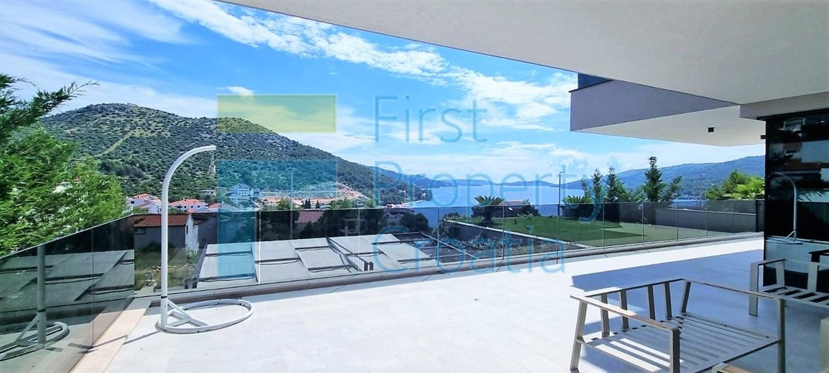 TG1665 – Luksuzne vile s pogledom na more, blizina Trogira, na prodaju