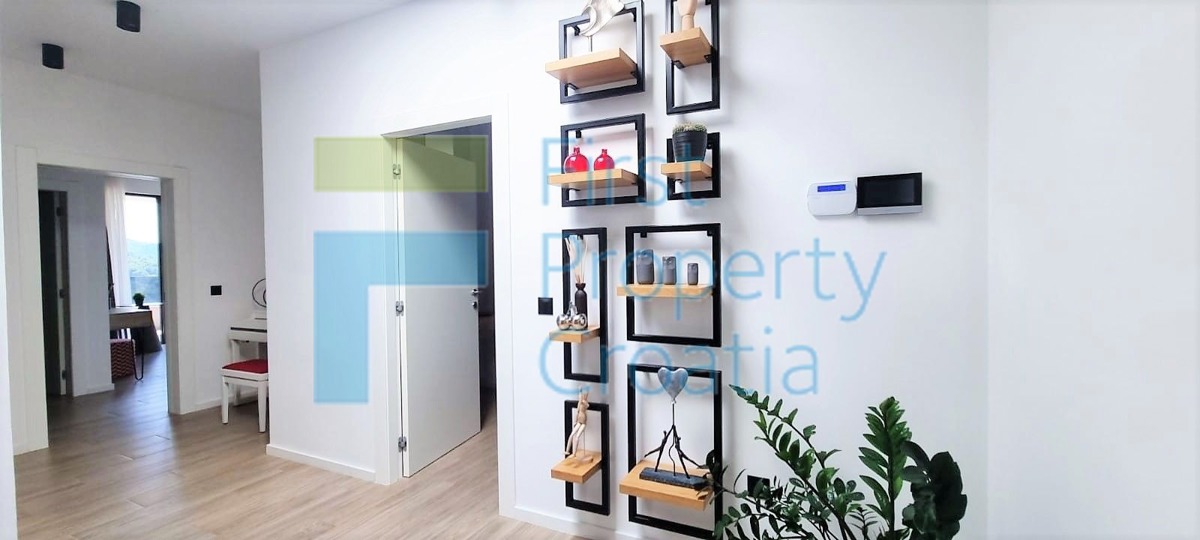 TG1665 – Luksuzne vile s pogledom na more, blizina Trogira, na prodaju