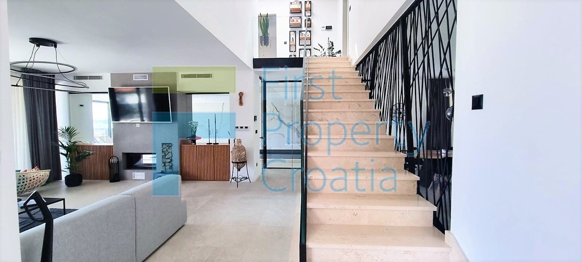 TG1665 – Luksuzne vile s pogledom na more, blizina Trogira, na prodaju