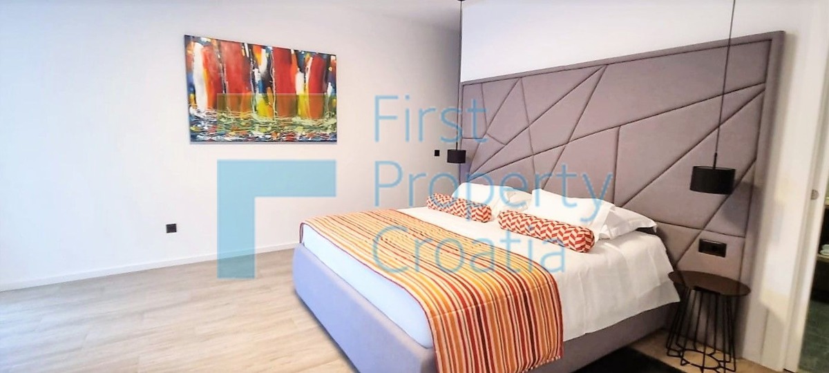 TG1665 – Luksuzne vile s pogledom na more, blizina Trogira, na prodaju