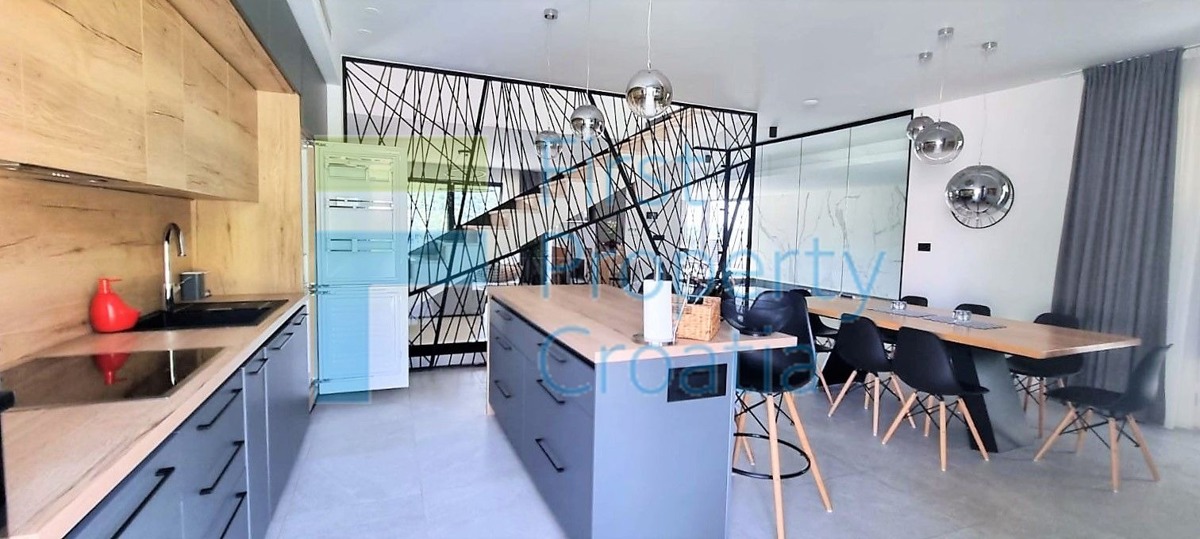 TG1665 – Luksuzne vile s pogledom na more, blizina Trogira, na prodaju