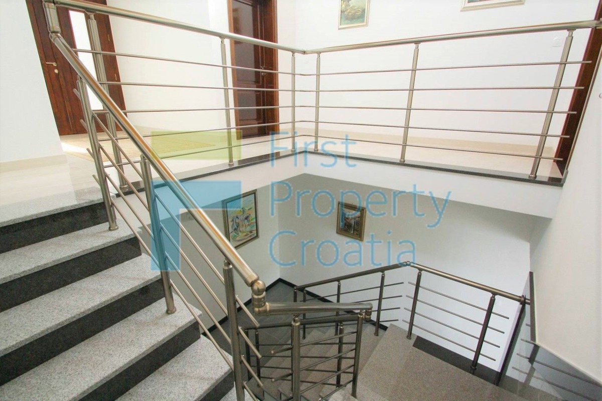 KO1626 – Vila prvi red do mora na divnoj lokaciji, Korčula, na prodaju