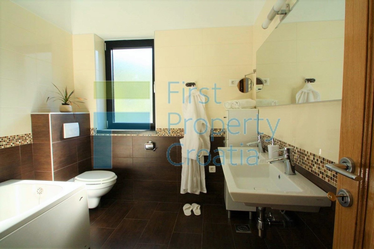 KO1626 – Vila prvi red do mora na divnoj lokaciji, Korčula, na prodaju