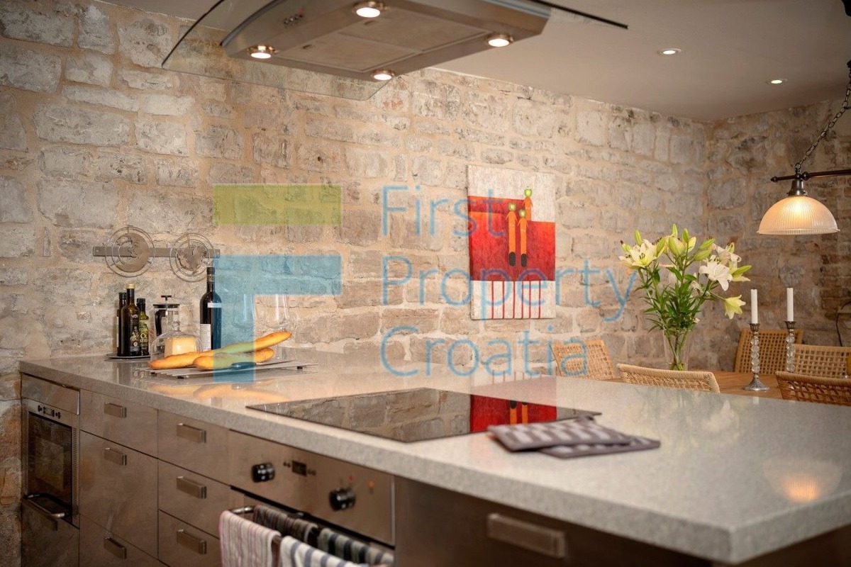 HV1699 - Renovirana kamena kuća samo 15m od rive, Hvar, na prodaju