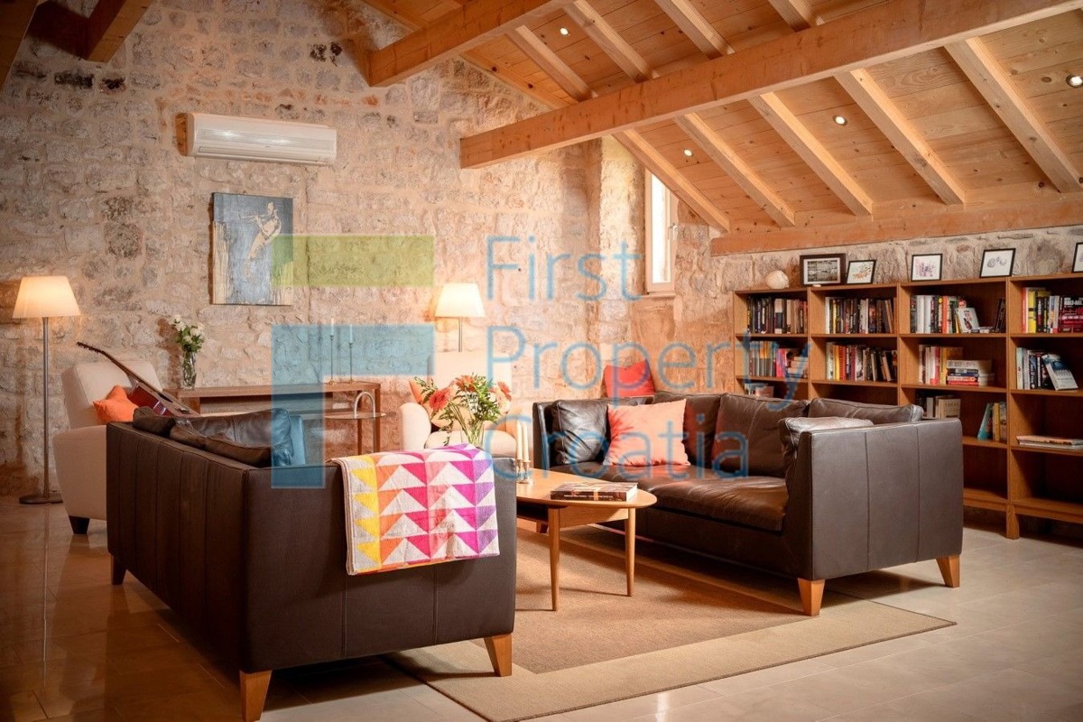 HV1699 - Renovirana kamena kuća samo 15m od rive, Hvar, na prodaju