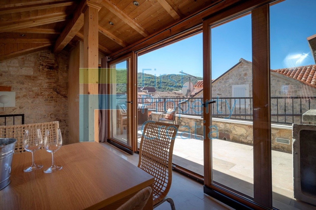 HV1699 - Renovirana kamena kuća samo 15m od rive, Hvar, na prodaju