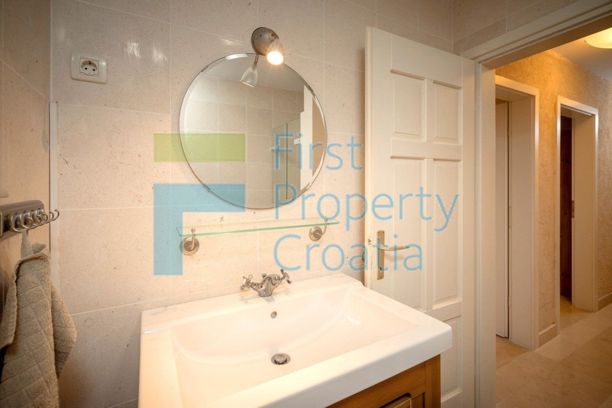 HV1699 - Renovirana kamena kuća samo 15m od rive, Hvar, na prodaju