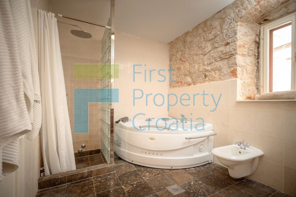 HV1699 - Renovirana kamena kuća samo 15m od rive, Hvar, na prodaju