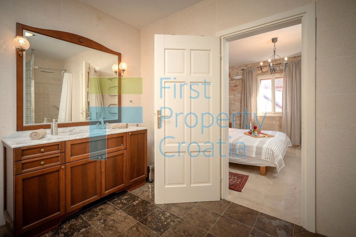 HV1699 - Renovirana kamena kuća samo 15m od rive, Hvar, na prodaju