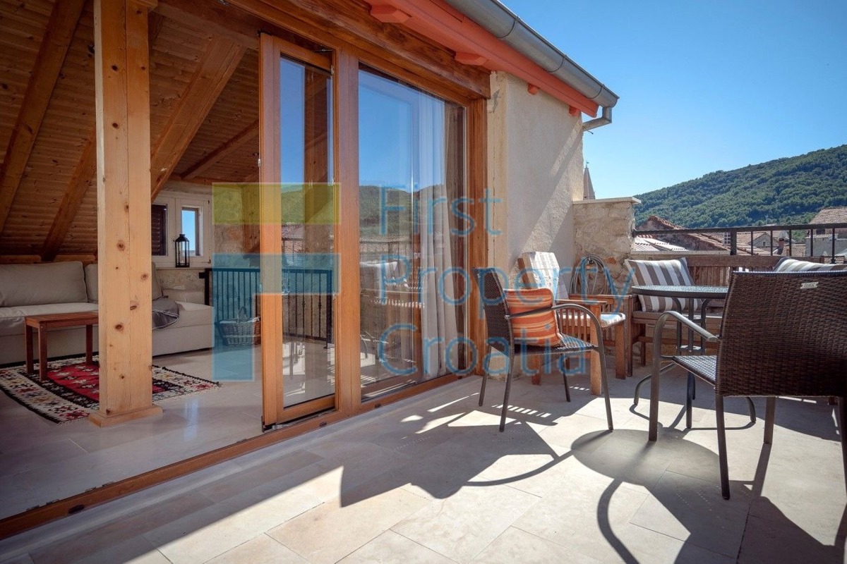 HV1699 - Renovirana kamena kuća samo 15m od rive, Hvar, na prodaju