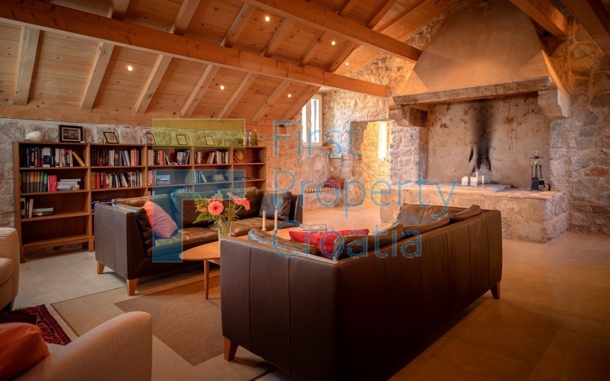 HV1699 - Renovirana kamena kuća samo 15m od rive, Hvar, na prodaju