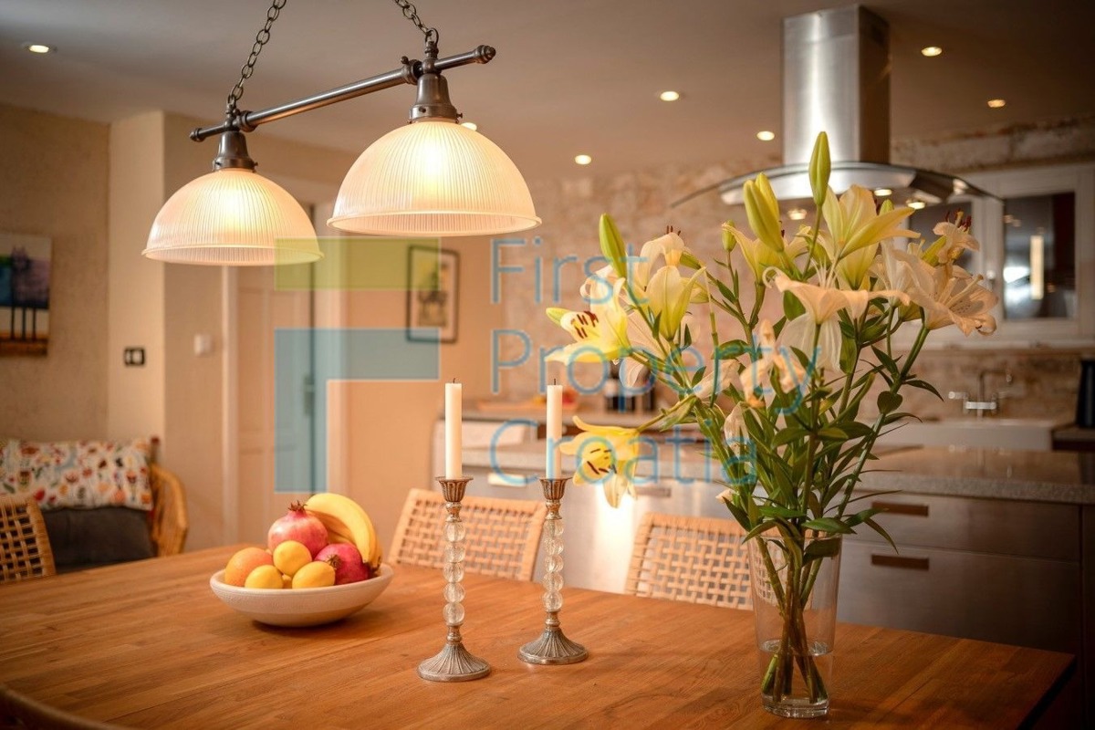 HV1699 - Renovirana kamena kuća samo 15m od rive, Hvar, na prodaju