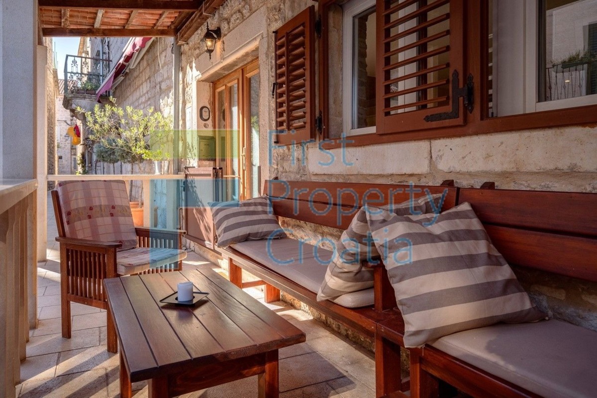 HV1699 - Renovirana kamena kuća samo 15m od rive, Hvar, na prodaju