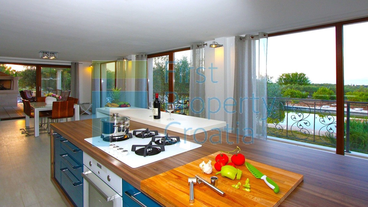 BR1114 - Villa u mirnom području na velikoj parceli, Brač, na prodaju