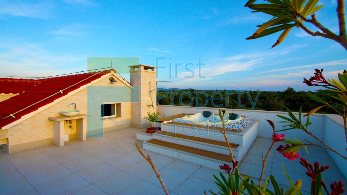 BR1114 - Villa u mirnom području na velikoj parceli, Brač, na prodaju