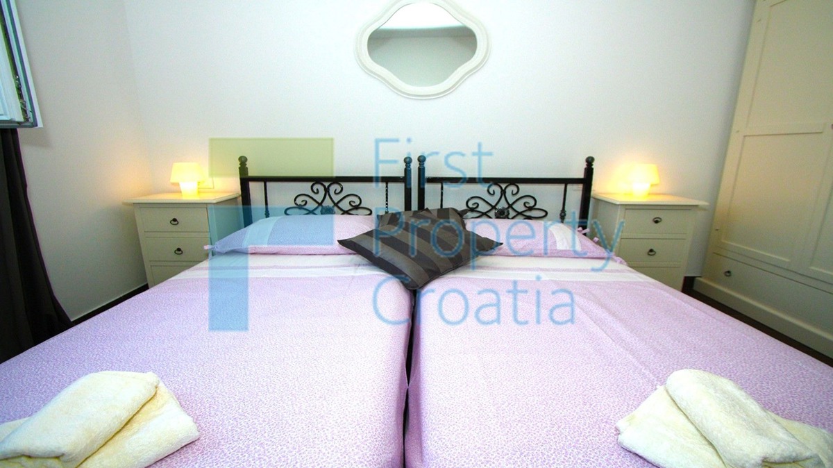 BR1114 - Villa u mirnom području na velikoj parceli, Brač, na prodaju