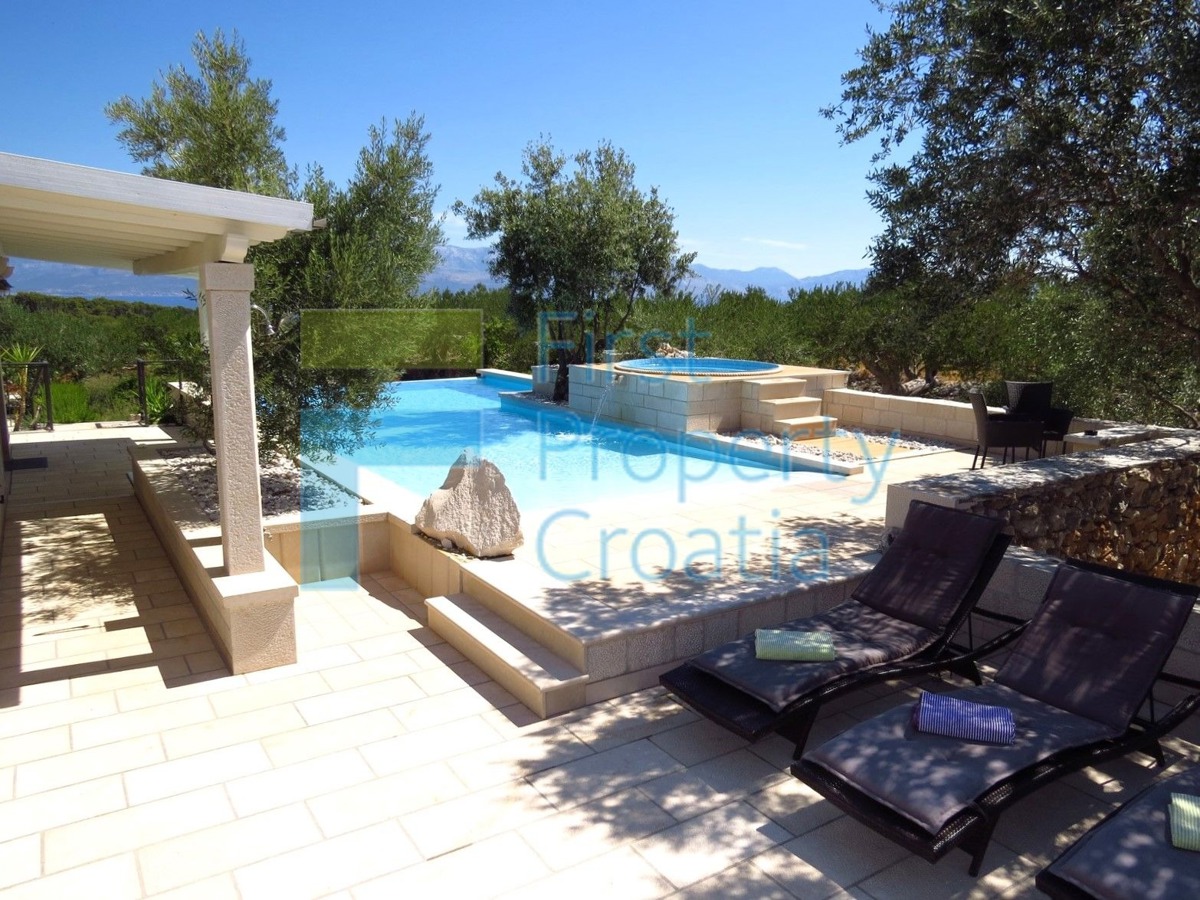 BR1114 - Villa u mirnom području na velikoj parceli, Brač, na prodaju