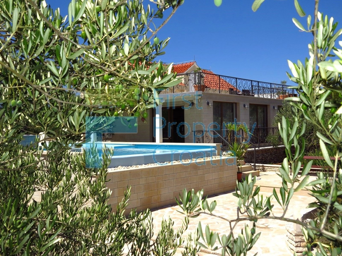 BR1114 - Villa u mirnom području na velikoj parceli, Brač, na prodaju