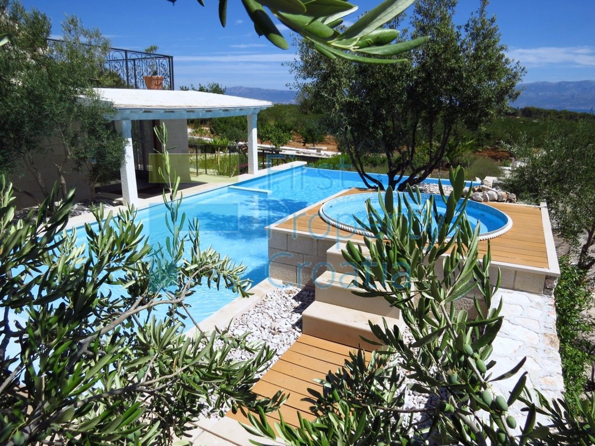 BR1114 - Villa u mirnom području na velikoj parceli, Brač, na prodaju