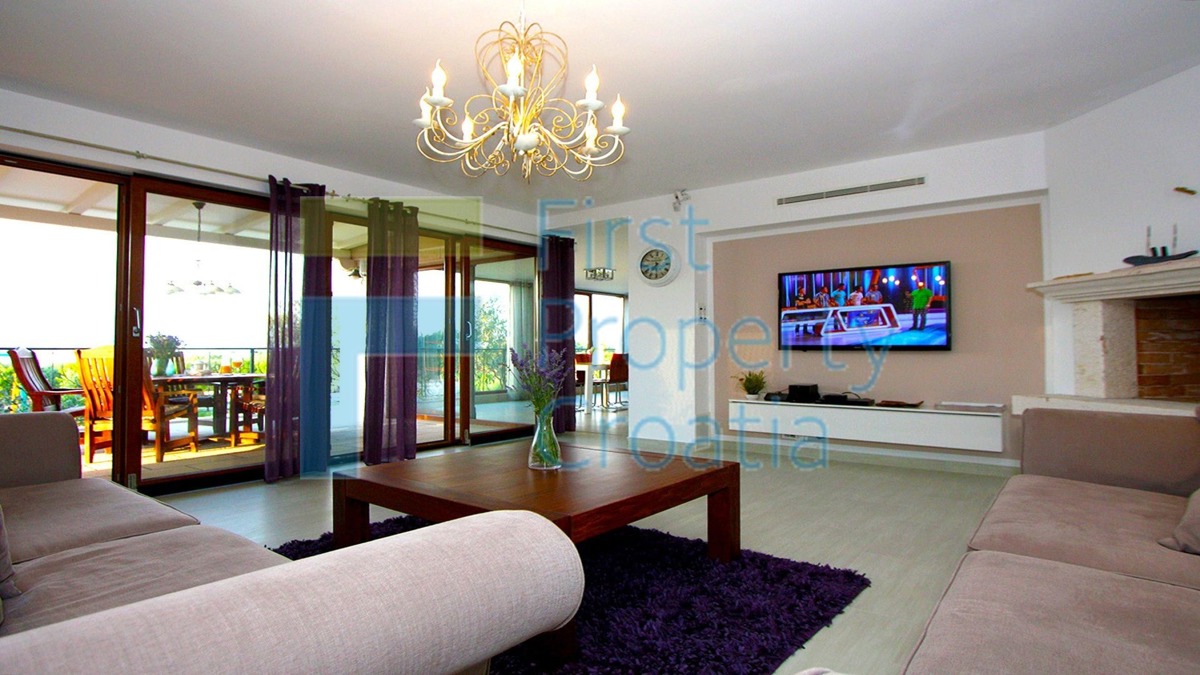 BR1114 - Villa u mirnom području na velikoj parceli, Brač, na prodaju