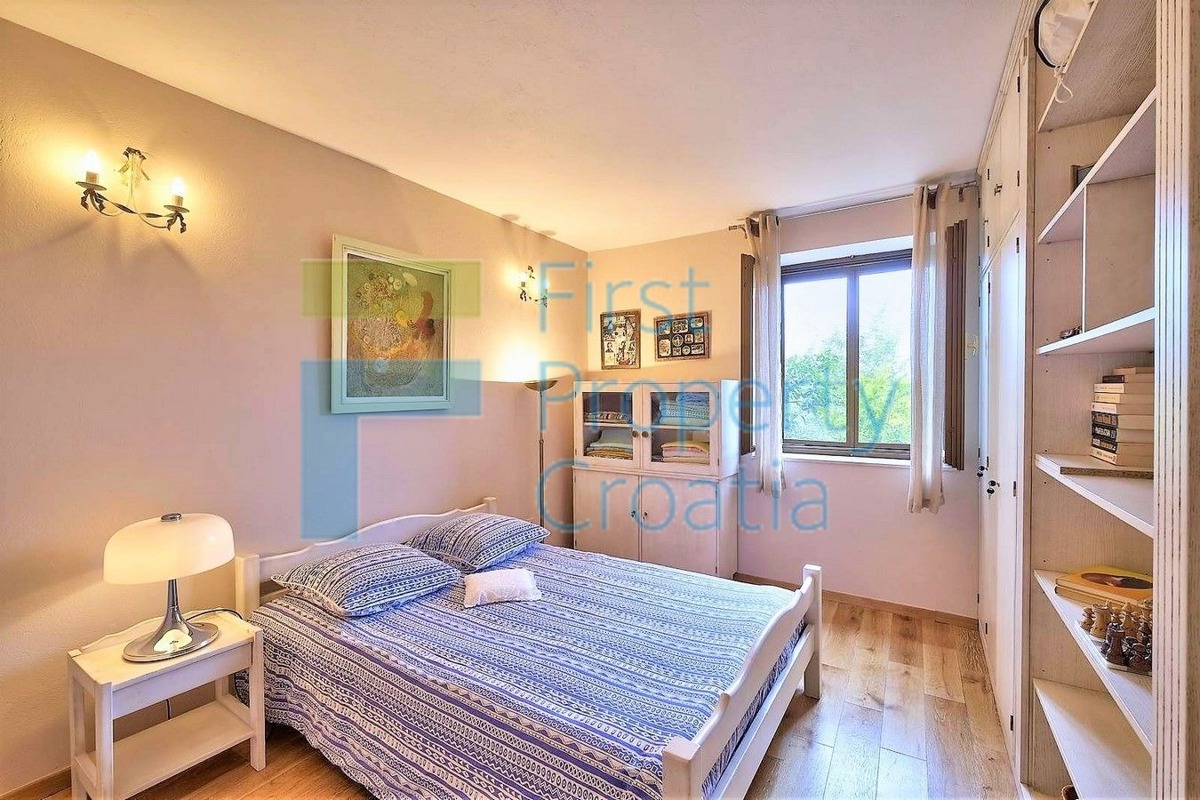 BR1647 - Karakterna vila na parceli s pogledom, Brač, na prodaju